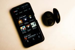Wireless Microphones With Noise Isolation for Streaming